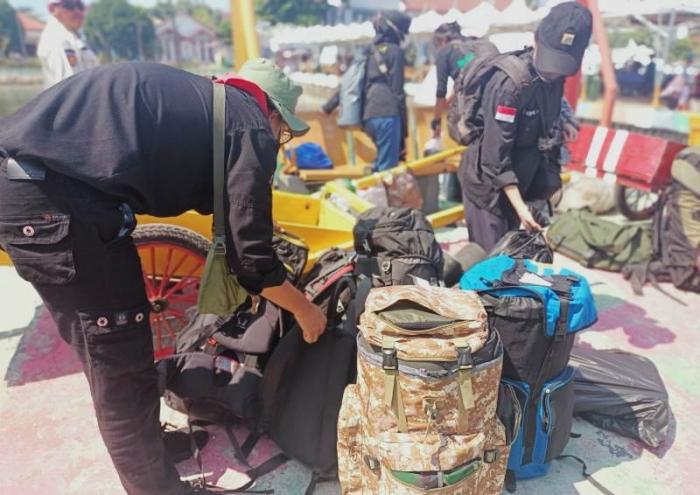 Wisatawan turun dari kapal penyeberangan tradisional di Pelabuhan Pulau Pramuka, Kabupaten Kepulauan Seribu, Provinsi DKI Jakarta, Jumat (30/6/2023).