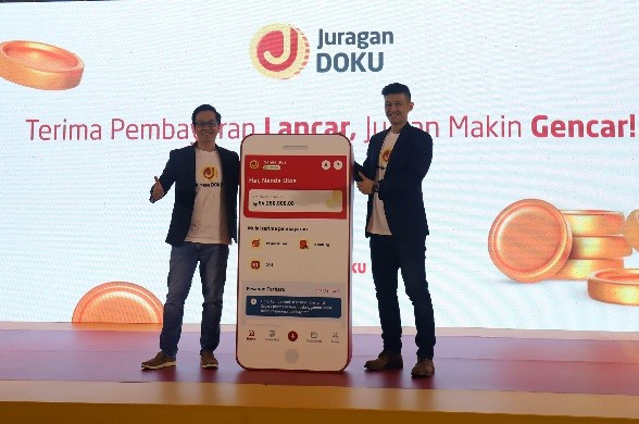 CEO DOKU Chris Yeo (kiri) dan Head of SME DOKU Angga Narendra (kanan) hadir pada peluncuran secara simbolis aplikasi Juragan DOKU