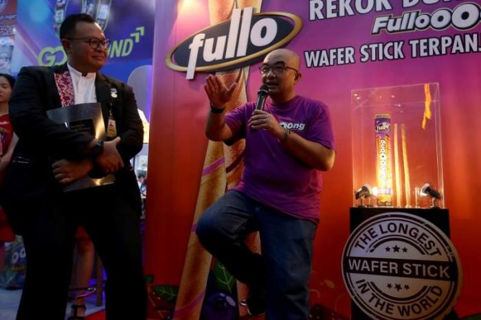 MURI mencatat rekor inovasi di industri makanan ringan Indonesia yaitu Wafer Stick terpanjang di dunia, FULLO.