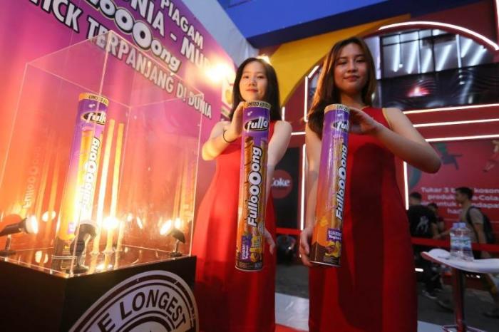 MURI mencatat rekor inovasi di industri makanan ringan Indonesia yaitu Wafer Stick terpanjang di dunia, FULLO.