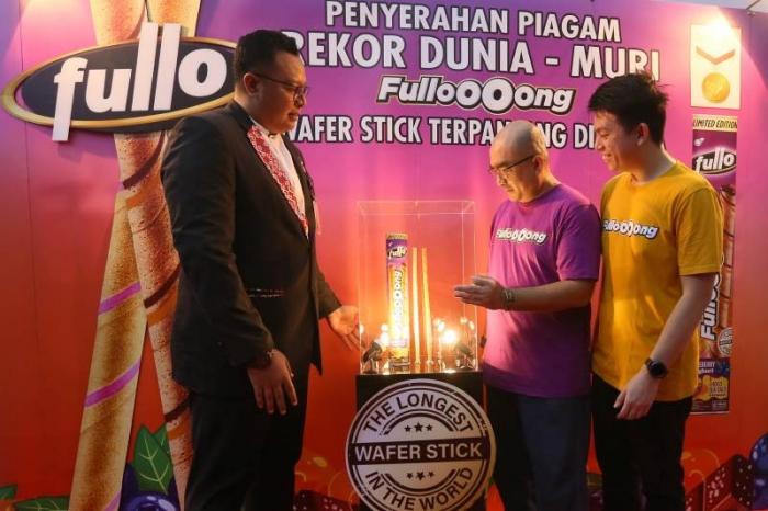 MURI mencatat rekor inovasi di industri makanan ringan Indonesia yaitu Wafer Stick terpanjang di dunia, FULLO.