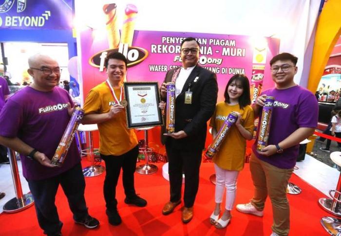 MURI mencatat rekor inovasi di industri makanan ringan Indonesia yaitu Wafer Stick terpanjang di dunia, FULLO.