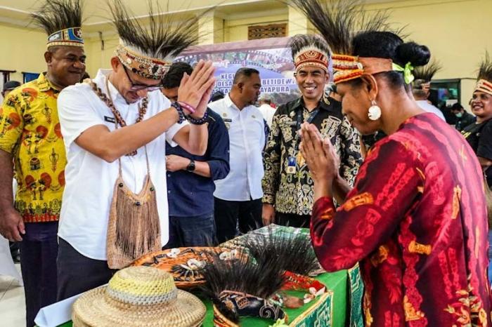 Menparekraf Sandiaga Uno membuka acara Bimbingan Teknik (Bimtek) Beli Kreatif Desa Wisata (Beti Dewi) di Jayapura, Papua, Rabu (5/7/2023).