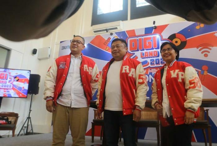 Dirut Telkom Ririek Adriansyah (tengah) bersiap memberikan keterangan pers terkait peringatatan HUT ke-58 Telkom di Jakarta, Kamis (6/7/2023).