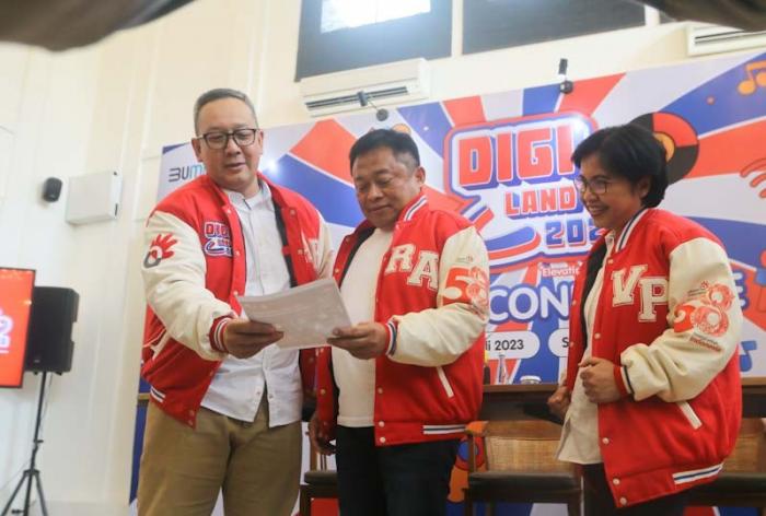 Dirut Telkom Ririek Adriansyah (tengah) bersiap memberikan keterangan pers terkait peringatatan HUT ke-58 Telkom di Jakarta, Kamis (6/7/2023).