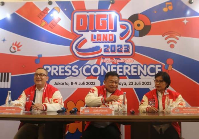 Dirut Telkom Ririek Adriansyah (tengah) bersiap memberikan keterangan pers terkait peringatatan HUT ke-58 Telkom di Jakarta, Kamis (6/7/2023).
