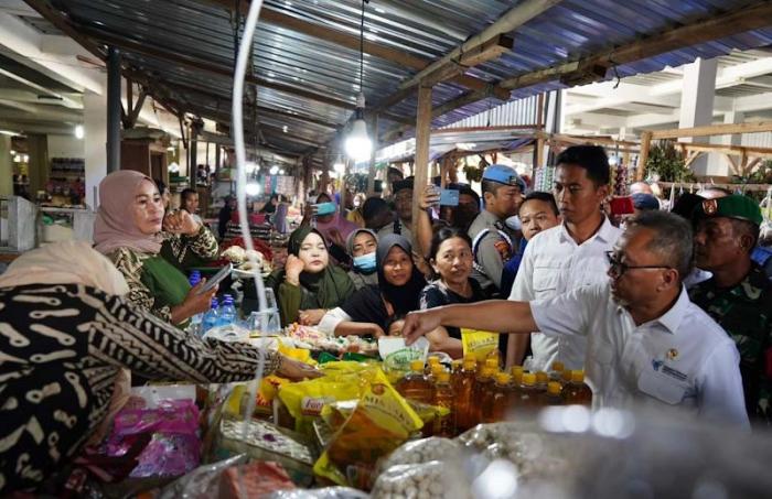 Mendag Zulkifli Hasan meninjau Pasar Seketeng, Sumbawa, Nusa Tenggara Barat (NTB), Jumat (7/7/2023).