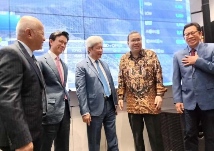 Emiten dengan kode saham AMMN ini menerbitkan 6,32 miliar saham biasa atau setara dengan 8,8 persen saham ke publik.