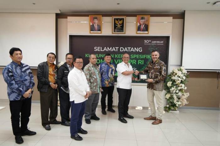 Cluster President Schneider Indonesia dan Timor Leste Roberto Rossi memberikan plakat penghargaan kepada Wakil Ketua Komisi VII DPR RI Dony Maryadi Oekon .