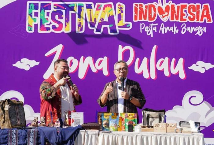Mendag Zulkifli Hasan mengikuti sesi Live Shopping di Festival Indonesia, Minggu (9/7/2023).