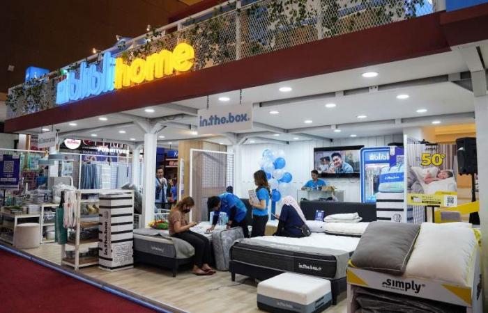 Dengan fitur Click & Collect, barang belanjaan bisa diambil di booth atau dikirimkan ke alamat rumah sesuai keinginan pengunjung.