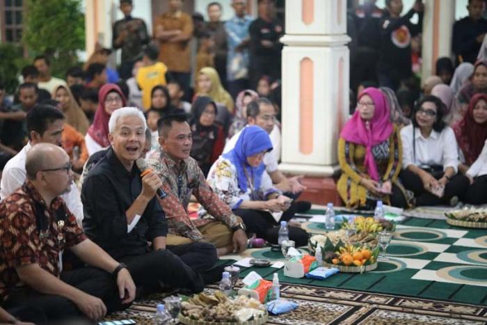 Bacapres Ganjar Pranowo ngopi bareng bersama warga di Balai Desa Kemasan, Kecamatan Polokarto, Kabupaten Sukoharjo, Jawa Tengah, Selasa (11/7/2023) malam.