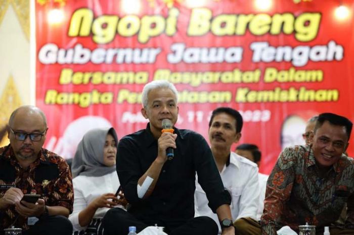 Bacapres Ganjar Pranowo ngopi bareng bersama warga di Balai Desa Kemasan, Kecamatan Polokarto, Kabupaten Sukoharjo, Jawa Tengah, Selasa (11/7/2023) malam.
