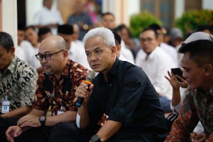 Bacapres Ganjar Pranowo ngopi bareng bersama warga di Balai Desa Kemasan, Kecamatan Polokarto, Kabupaten Sukoharjo, Jawa Tengah, Selasa (11/7/2023) malam.