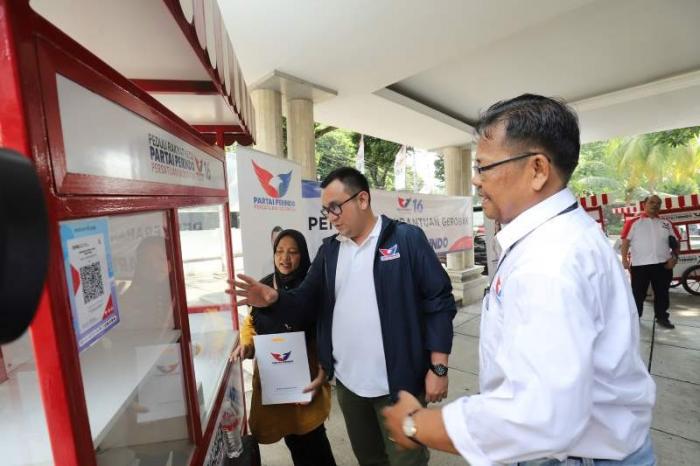 Ketua DPW Partai Perindo DKI Jakarta Effendi Syahputra menyerahkan gerobak kepada sejumlah pedagang di DPP Partai Perindo, Jakarta, Selasa (11/7/2023).