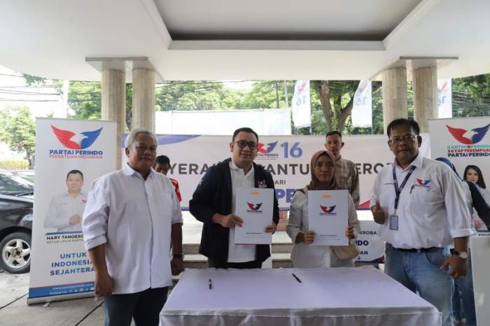 Ketua DPW Partai Perindo DKI Jakarta Effendi Syahputra menyerahkan gerobak kepada sejumlah pedagang di DPP Partai Perindo, Jakarta, Selasa (11/7/2023).