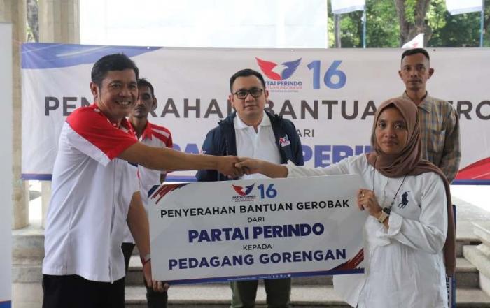 Ketua DPW Partai Perindo DKI Jakarta Effendi Syahputra menyerahkan gerobak kepada sejumlah pedagang di DPP Partai Perindo, Jakarta, Selasa (11/7/2023).