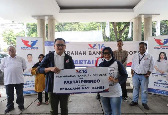 Ketua DPW Partai Perindo DKI Jakarta Effendi Syahputra menyerahkan gerobak kepada sejumlah pedagang di DPP Partai Perindo, Jakarta, Selasa (11/7/2023).