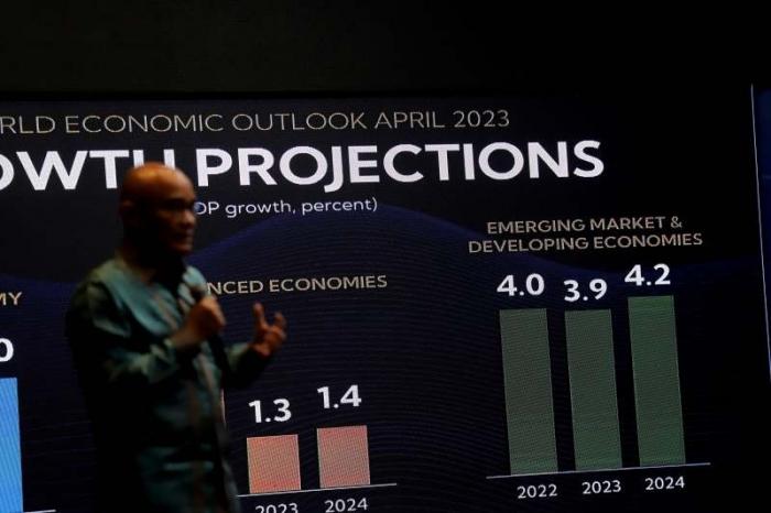 Advisor Pengembangan Bisnis PT Bursa Efek Indonesia Poltak Hotradero memberikan presentasi Macroeconomic Update & Outlook 2023.
