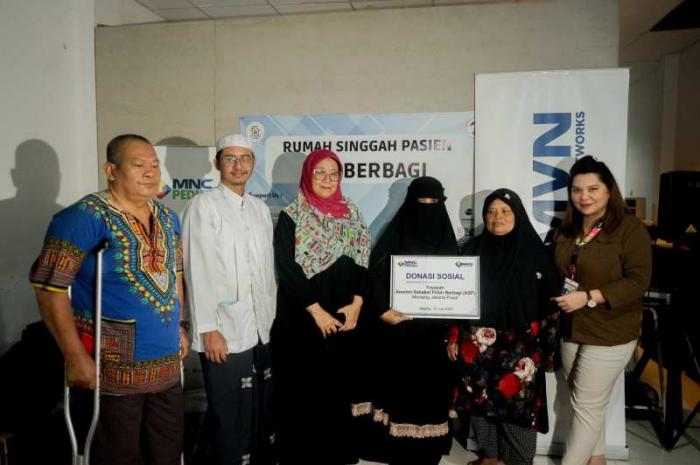 HR Head MNC Vision Network Septavia (kanan) menyerahkan bantuan secara simbolis untuk Yayasan Anonim Sahabat Fillah di Jakarta, Selasa (11/7/2023).
