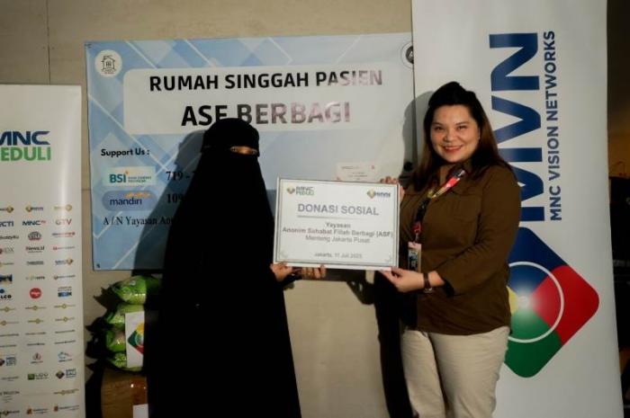 HR Head MNC Vision Network Septavia (kanan) menyerahkan bantuan secara simbolis untuk Yayasan Anonim Sahabat Fillah di Jakarta, Selasa (11/7/2023).