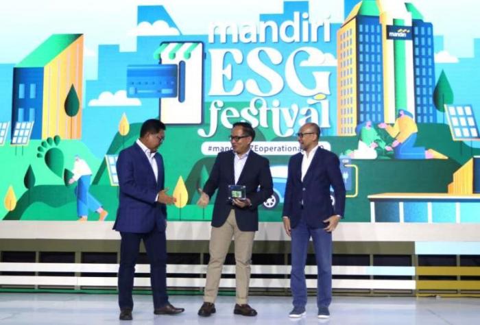 Bank Mandiri meluncurkan kartu debit dan kartu e-Money daur ulang sebagai wujud komitmen perseroan mencapai target NZE Operations di 2030