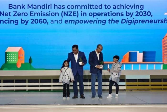 Bank Mandiri meluncurkan kartu debit dan kartu e-Money daur ulang sebagai wujud komitmen perseroan mencapai target NZE Operations di 2030
