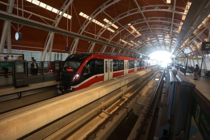 Kereta api ringan atau Lintas Raya Terpadu (LRT) Jabodebek melintas saat uji coba terbatas di jalur LRT Dukuh Atas, Jakarta, Rabu (12/7/2023).