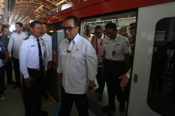 Menteri Perhubungan Budi Karya Sumadi mengikuti uji coba terbatas LRT Jabodebek di Stasiun LRT Dukuh Atas, Jakarta, Rabu (12/7/2023).