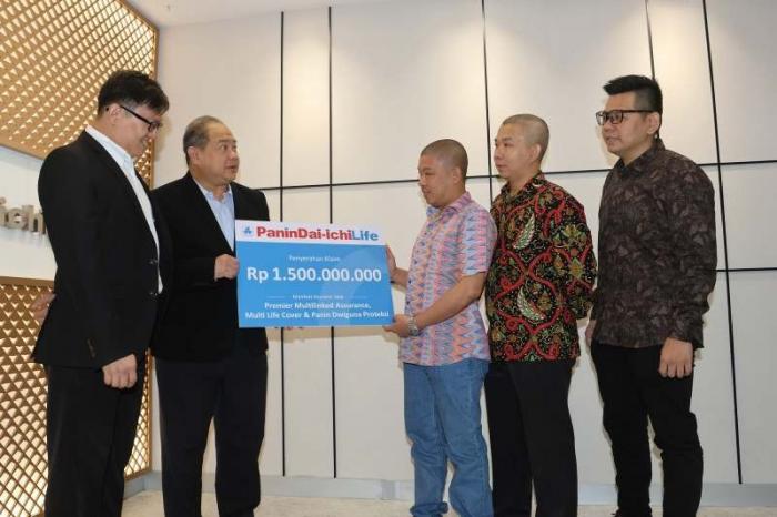 Panin Dai-ichi Life menyerahkan klaim dengan nilai Rp1,5 miliar kepada ahli waris nasabah di Jakarta, Rabu (12/7/2023).