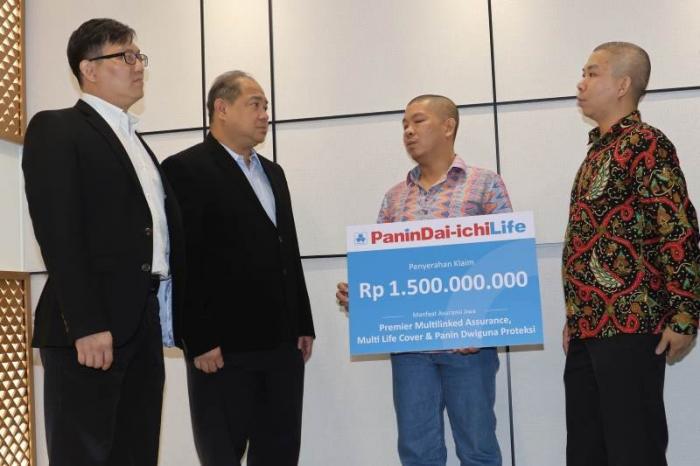 Panin Dai-ichi Life menyerahkan klaim dengan nilai Rp1,5 miliar kepada ahli waris nasabah di Jakarta, Rabu (12/7/2023).
