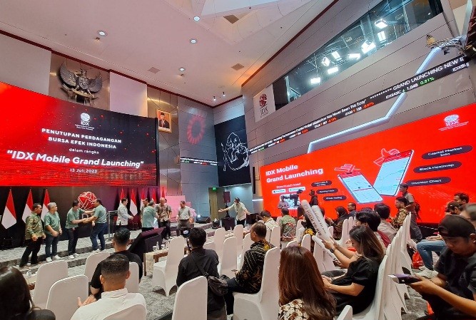 BEI meluncurkan informasi pasar modal dalam bentuk mobile application bernama IDX Mobile di Jakarta, Kamis (13/7/2023).