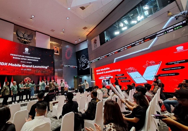 BEI meluncurkan informasi pasar modal dalam bentuk mobile application bernama IDX Mobile di Jakarta, Kamis (13/7/2023).