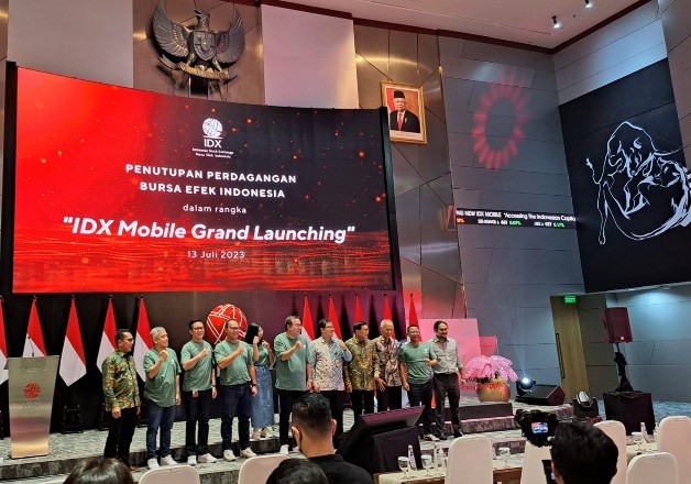 BEI meluncurkan informasi pasar modal dalam bentuk mobile application bernama IDX Mobile di Jakarta, Kamis (13/7/2023).