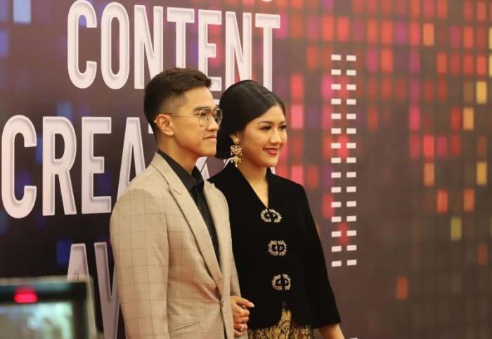 Kaesang Pangarep bersama istrinya Erina Gudono menerima penghargaan kategori Content Creator Talkshow Terfavorit di ajang Video Content Creator Award 2023