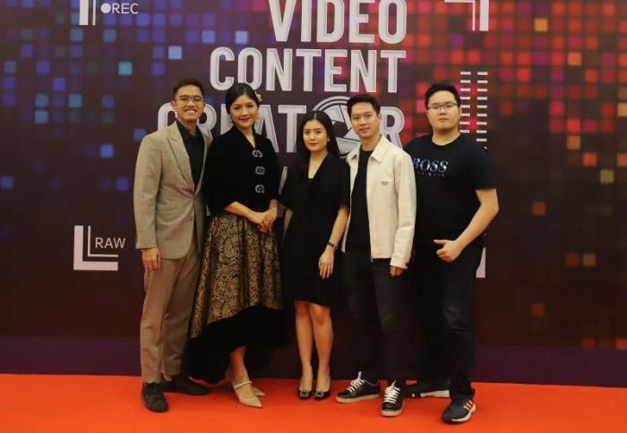 Kaesang Pangarep bersama istrinya Erina Gudono menerima penghargaan kategori Content Creator Talkshow Terfavorit di ajang Video Content Creator Award 2023