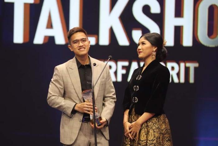 Kaesang Pangarep bersama istrinya Erina Gudono menerima penghargaan kategori Content Creator Talkshow Terfavorit di ajang Video Content Creator Award 2023