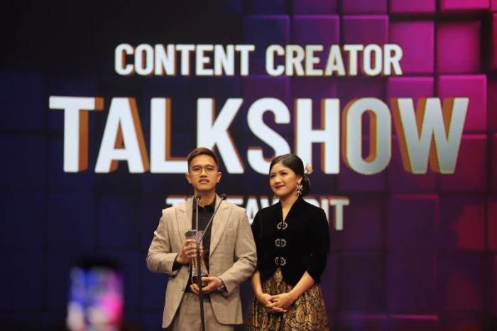 Kaesang Pangarep bersama istrinya Erina Gudono menerima penghargaan kategori Content Creator Talkshow Terfavorit di ajang Video Content Creator Award 2023