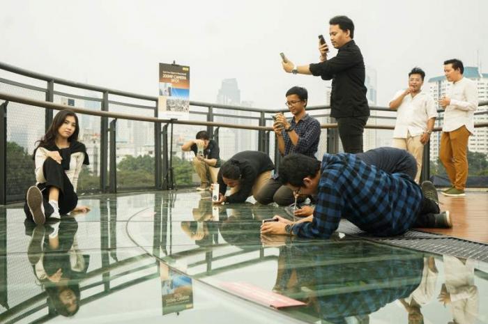 Peserta menjajal kecanggihan kamera ponsel 200 megapixel Realme 11 Pro Series 5G dalam acara hunting foto bersama Realme di Jakarta, Kamis (13/7/2023).
