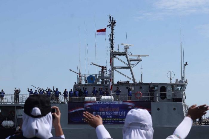 Kapal KRI Tongkol  dilepas menuju lima pulau terluar, terdepan dan terpencil (3T) di Sulawesi Selatan.