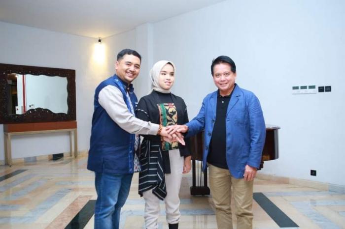 Dirut BSI Hery Gunardi (kanan) foto bersama Putri Ariani (tengah) dan ayahanda Ismawan Kurnianto (kiri) di sela acara Mata Najwa on Stage : Anak Muda Bisa Apa?