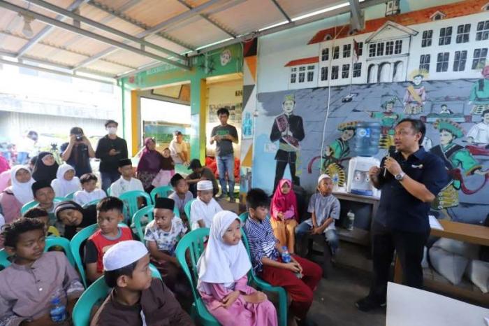 PT MNC Vision Network dan MNC Peduli menyerahkan bantuan kepada masyarakat dhuafa di RW 8 Green Garden Kedoya Utara.