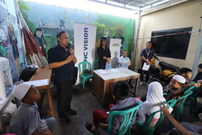 PT MNC Vision Network dan MNC Peduli menyerahkan bantuan kepada masyarakat dhuafa di RW 8 Green Garden Kedoya Utara.