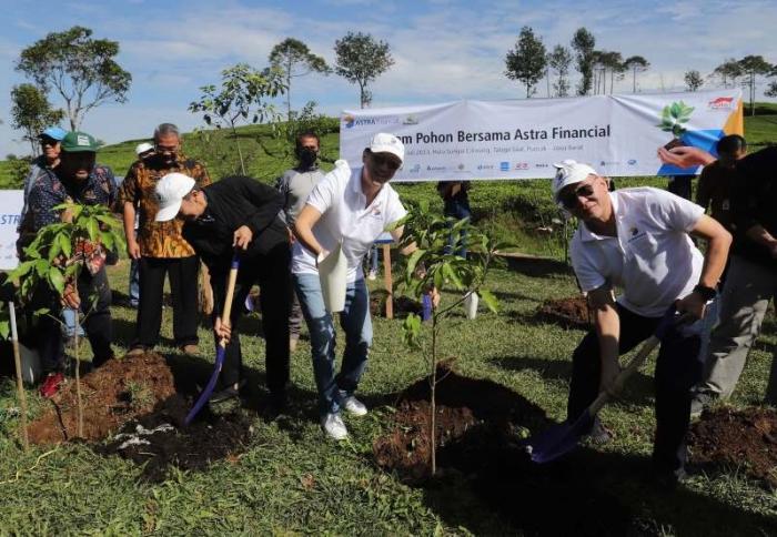 Astra Financial menyelenggarakan kegiatan penanaman 6.500 pohon di kawasan Telaga, Hulu Sungai Ciliwung, Bogor, Jawa Barat, Jumat (21/7/2023).