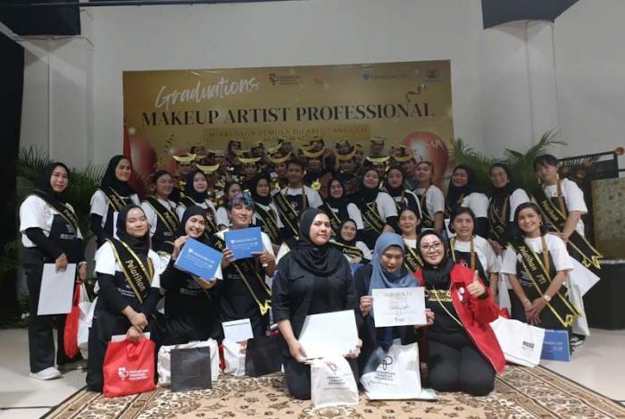 Peserta hadir pada hari terakhir Pelatihan Makeup Artis Professional Batch 3 bersama Sahabat Tuli, di Gedung Smesco, Jakarta, Kamis (20/7/2023).