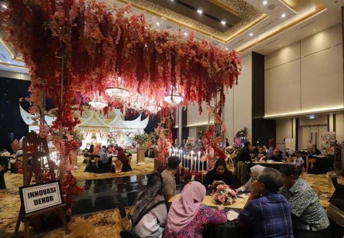 Pengunjung melihat bermacam busana pengantin dan berkonsultasi di stan pameran Menara Danareksa Wedding Expo 2023, di Aryanusa Ballroom, Menara Danareksa.