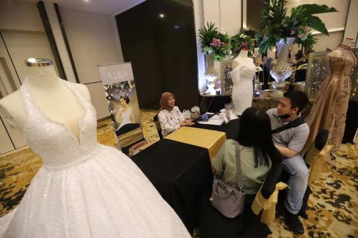 Pengunjung melihat bermacam busana pengantin dan berkonsultasi di stan pameran Menara Danareksa Wedding Expo 2023, di Aryanusa Ballroom, Menara Danareksa.