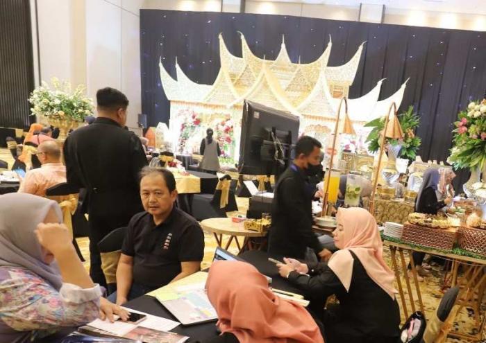Pengunjung melihat bermacam busana pengantin dan berkonsultasi di stan pameran Menara Danareksa Wedding Expo 2023, di Aryanusa Ballroom, Menara Danareksa.