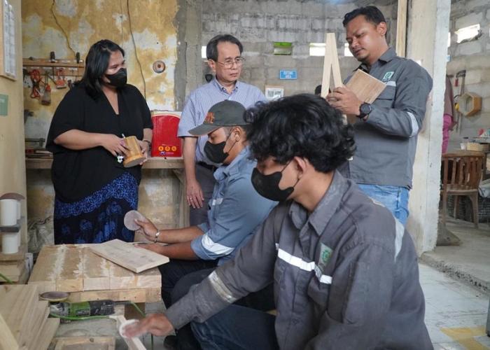 Astra melalui YDBA mengajak salah satu stakeholder YDBA, yaitu IKEA Indonesia untuk hadir dalam #AsikBersamaUMKM di Tarikolot, Bogor.