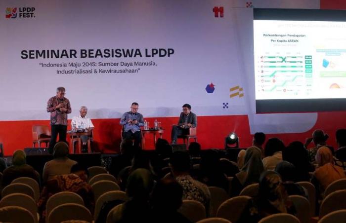 LPDP menyelenggarakan seminar sebagai rangkaian LPDP Festival yang mengangkat tema Indonesia Maju 2045: Sumber Daya Manusia, Industrialisasi, dan Kewirausahaan.